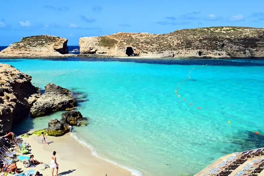 Comino, situata tra Malta e Gozo ed ospita uno dei mari più limpidi del mondo