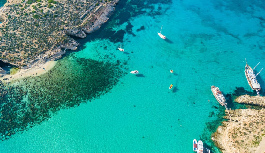 Laguna Blu, una distesa di sabbia bianca con acque turchesi.