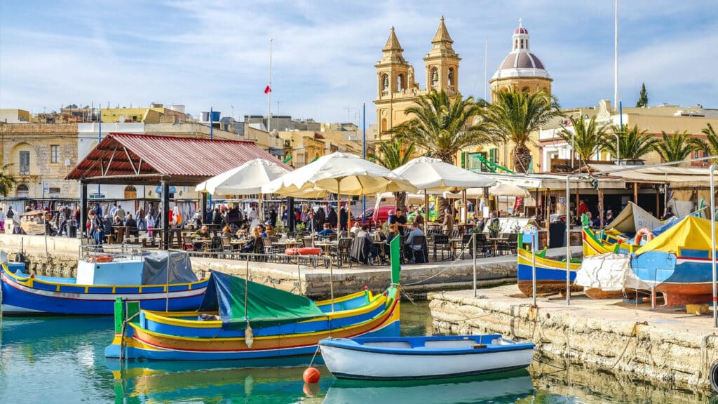 È un pittoresco villaggio di pescatori, porto colorato e vivace.