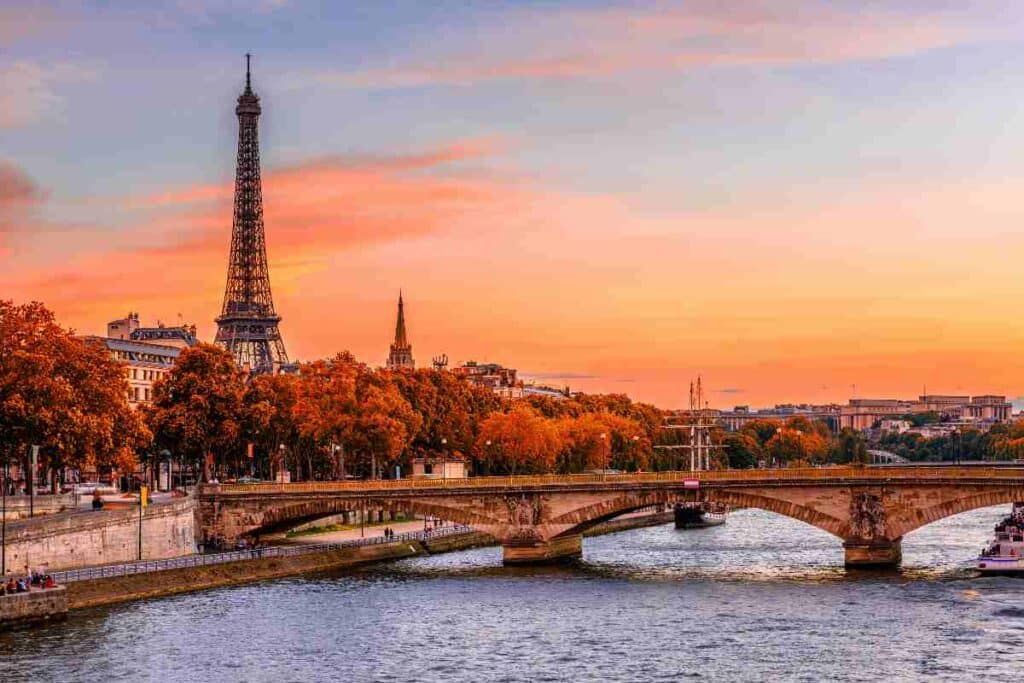 B. A simboleggiare una DEMURE CITY, invece non potevo mancare la sfavillante, raffinata e lussuosa capitale della Francia: PARIGI!