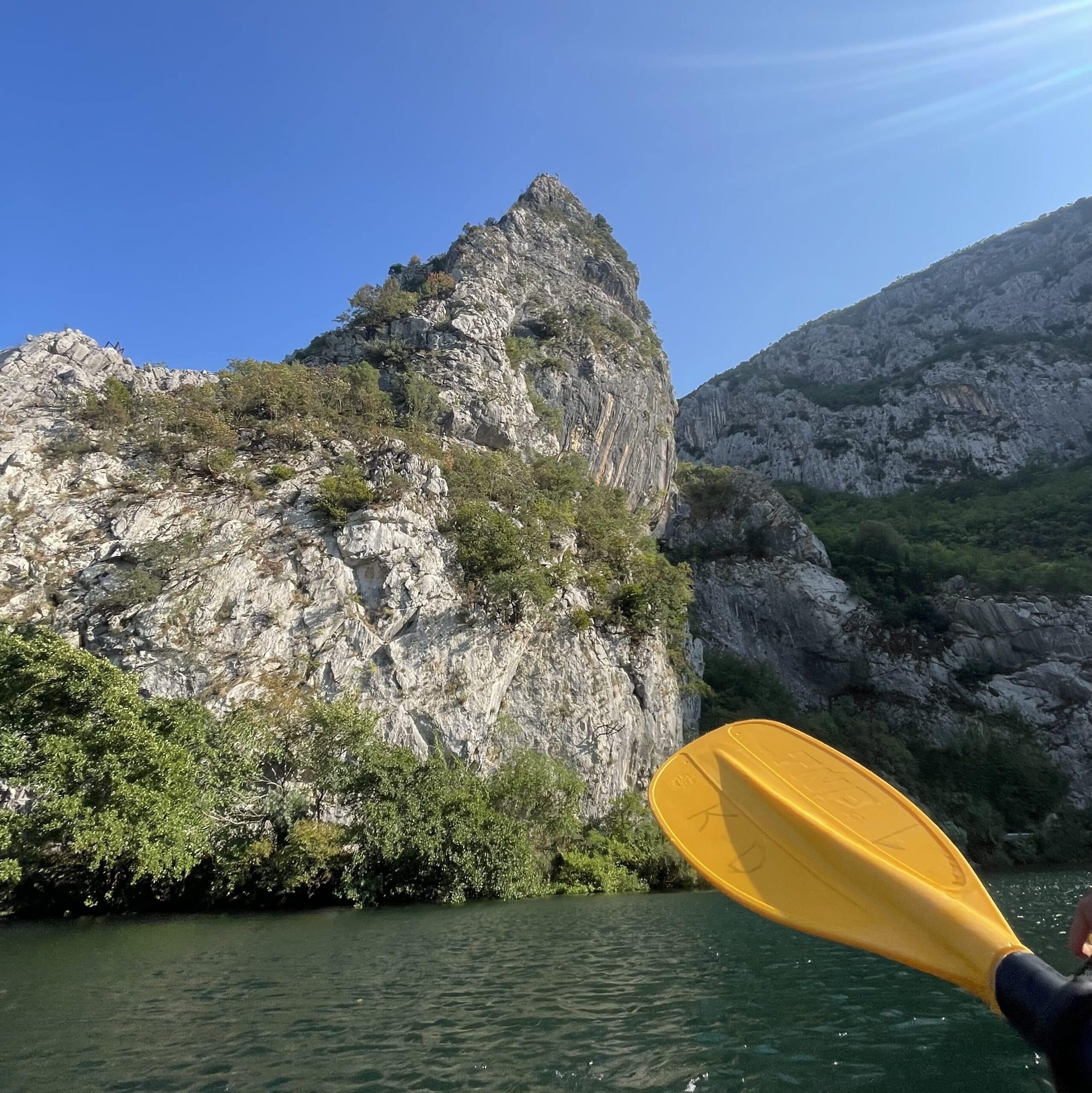 Canoa ad Omis, remare anche contro corrente, difficoltà elevata